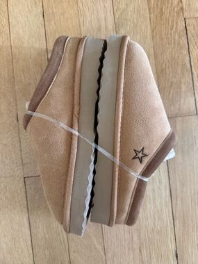 New Women’s Quince Sherpa pecan Suede Slippers with Star Accent size 5 UGG